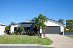 Cửa cuốn nan bản lớn cho thiết kế nhà Việt hiện đại